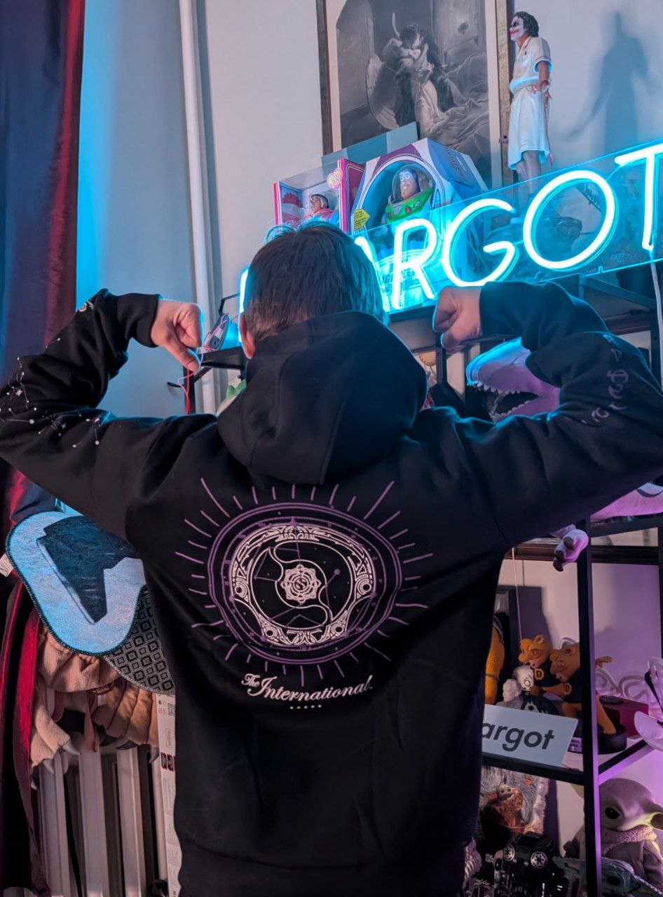 Как выглядит худи 2025 инта