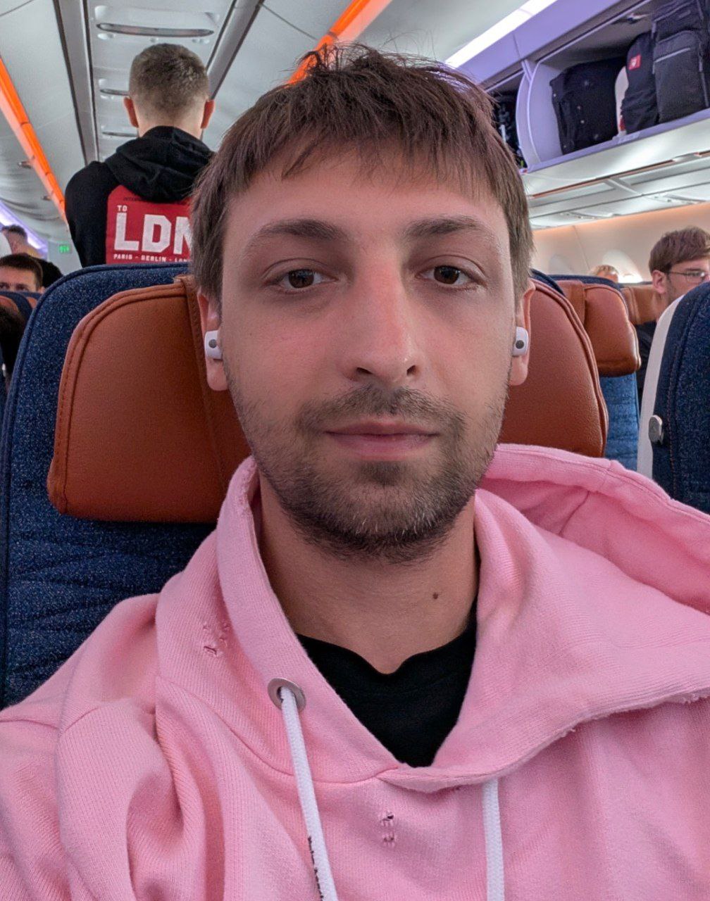 Летим домой. Вместо 2х чемоданов - 4. Все было супер до последнего дня — жёстко отравились с сестрой...